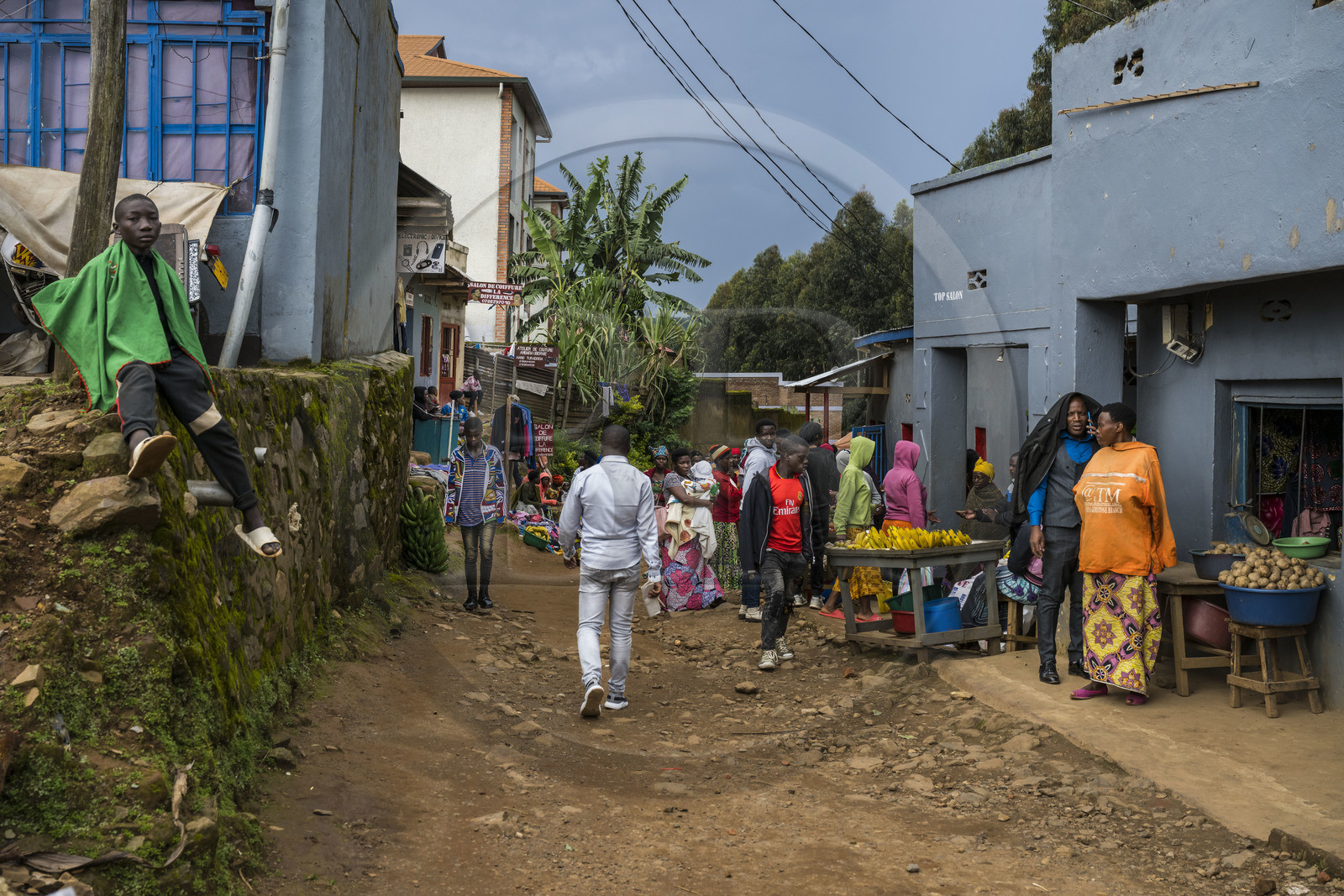 Rwanda, Province de l’Ouest, Gisakura, commerces et étals dans les rues du village