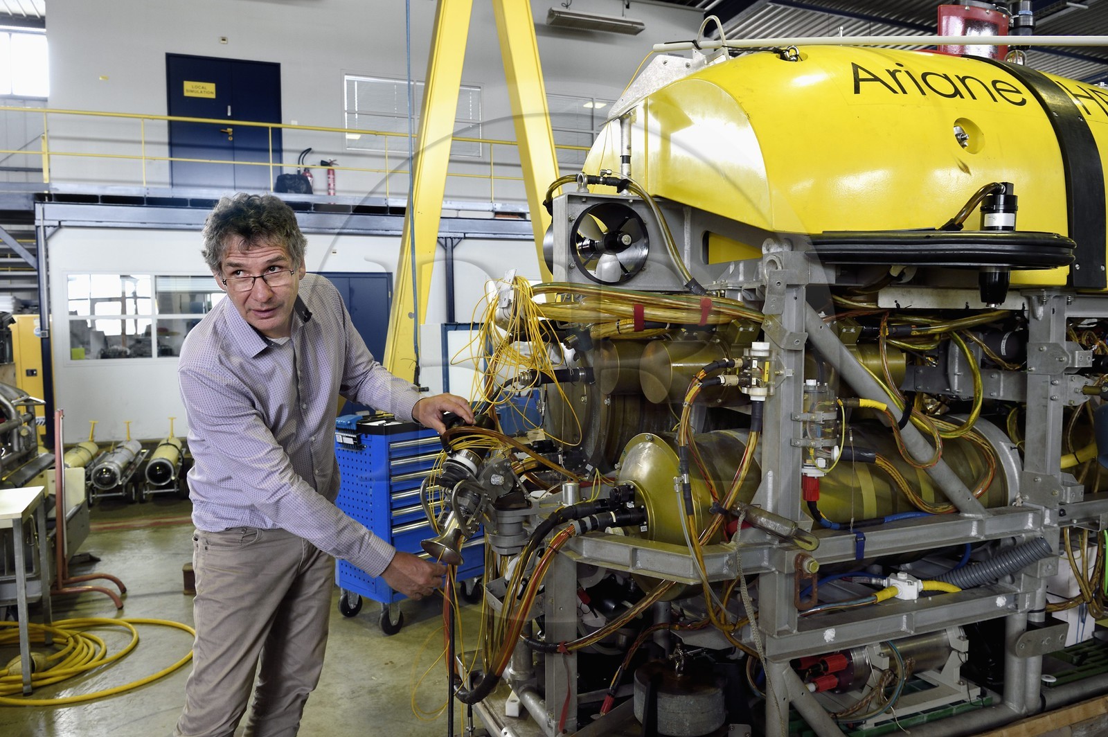 France, Var (83), La Seyne-sur-Mer, Vincent Rigaud, directeur du Centre de Méditerranée de l’Ifremer, devant le véhicule sous-marin autonome (AUV) HROV Ariane