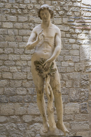 France, Paris (75), Musée de Cluny - Musée national du Moyen-Age, sculpture représentant Adam (vers 1260) provenant de Notre-Dame-de-Paris