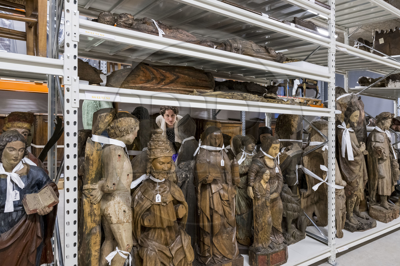 France, Saône-et-Loire (71), Autun, la directrice des musées et du patrimoine Agathe Mathiaut-Legros dans les réserves du musée Rolin