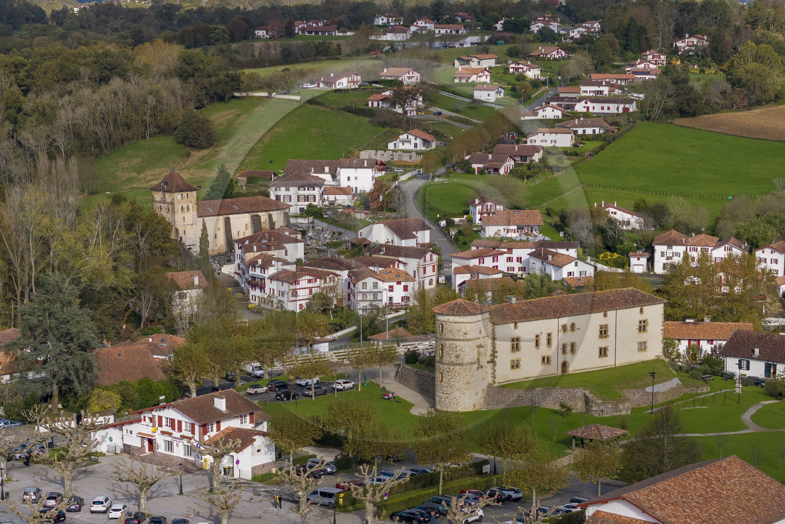 France, Pyrénées-Atlantiques (64), Pays-Basque, Espelette, l'Hotel de Ville hébergé dans l'ancien chateau des Barons d'Ezpeleta et l'église Saint-Etienne en arrière plan (vue aérienne)
