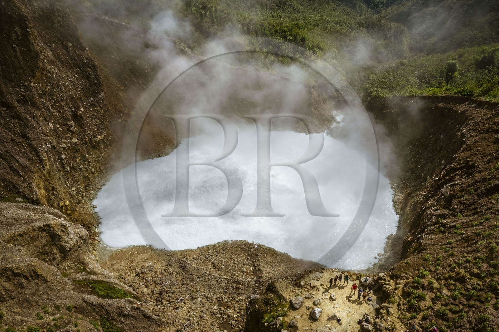 Caraïbes, Ile de la Dominique, Castle Bruce, Parc national du Morne Trois Pitons classé Patrimoine Mondial de l'UNESCO, Vallée de la Désolation, Boiling Lake, deuxième plus grand lac en ébullition du monde issu d'une fumerolle inondée (vue aérienne)