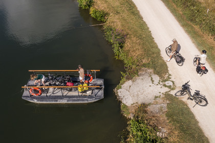 France, Deux-Sèvres (79), le Marais Poitevin, la Venise Verte, Magné, randonnée à bicyclette, passage de la Sèvre Niortaise à sur un des bateaux à chaines en libre accès (vue aérienne)