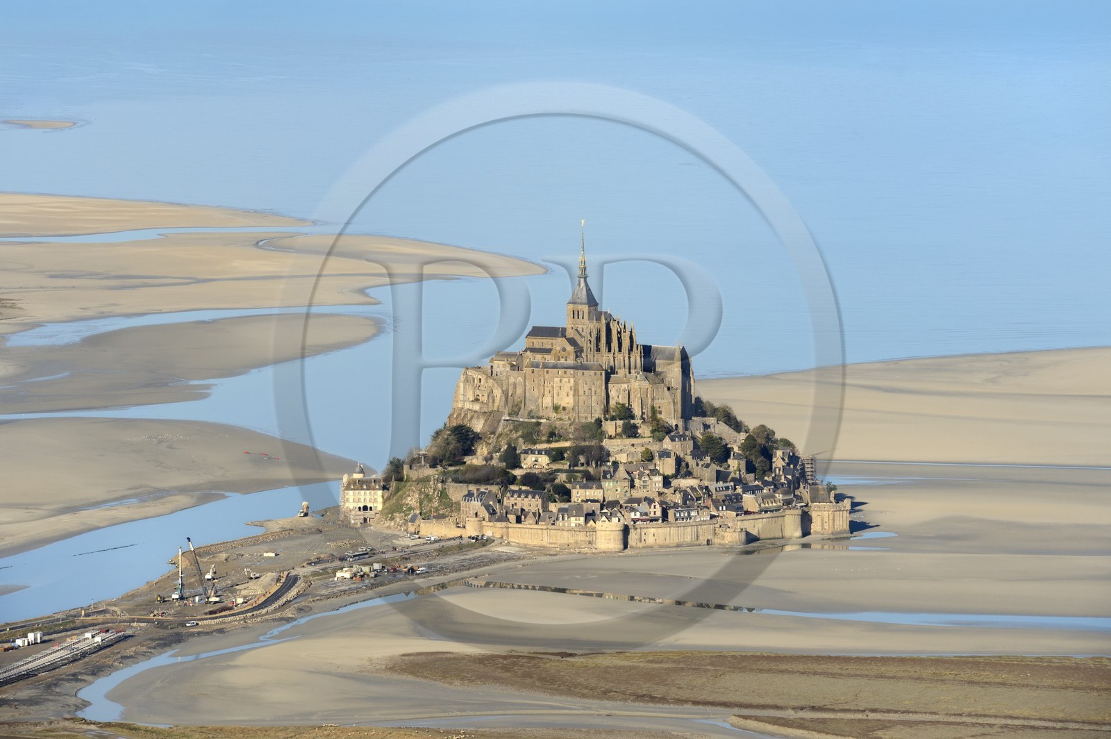 France, Manche (50), Baie du Mont-Saint-Michel, classée Patrimoine Mondial de l'UNESCO, le Mont-Saint-Michel à marée basse (vue aérienne)