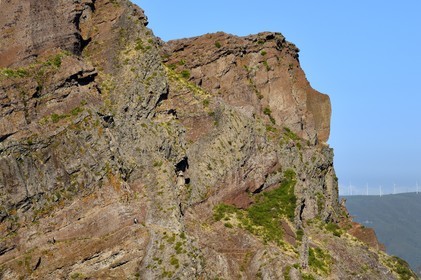 Portugal, Ile de Madère, randonneurs sur le sentier du Vereda do Areeiro entre les monts Pico Ruivo (1862m) et Pico Arieiro (1817m)