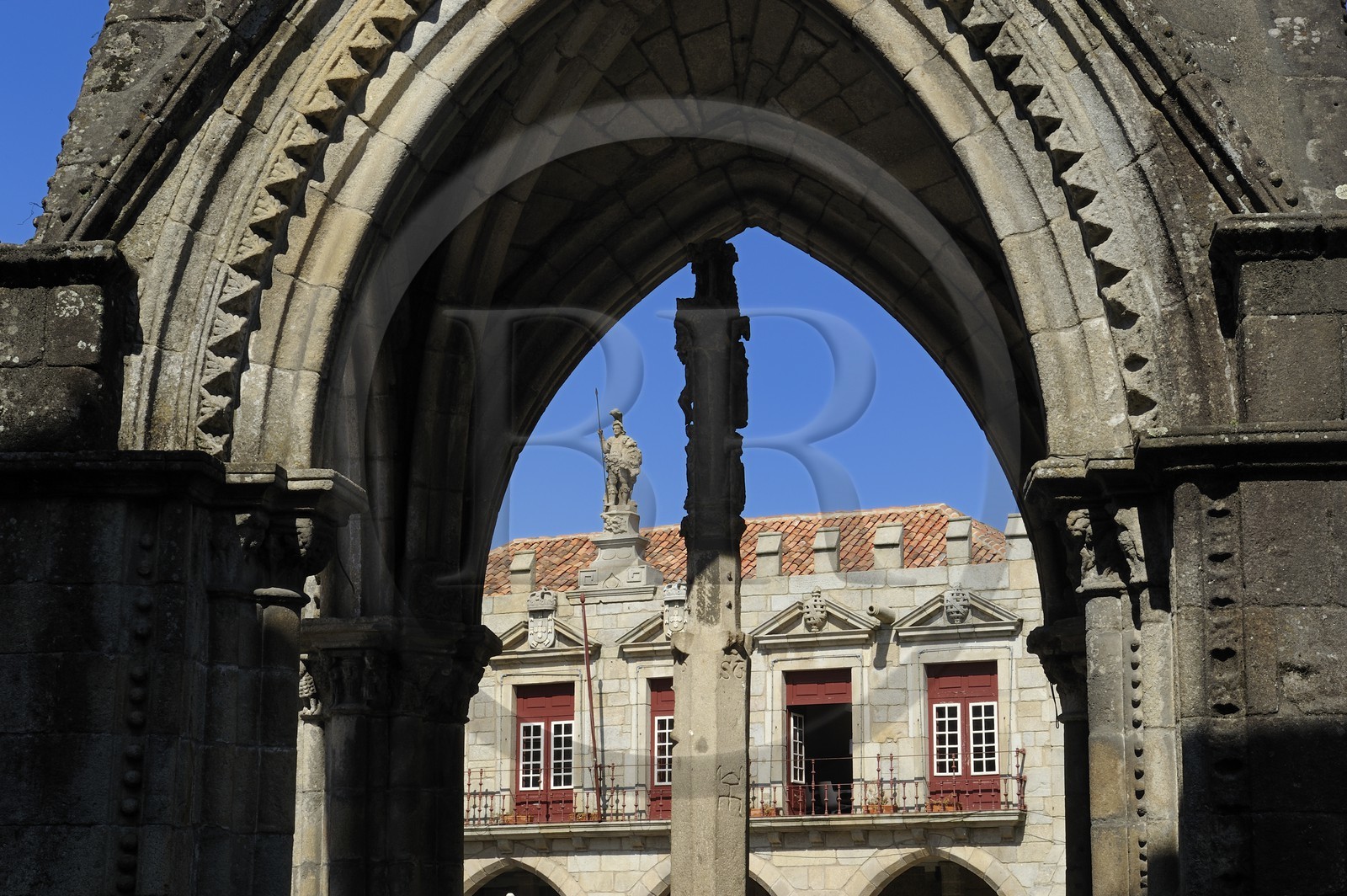 Portugal, région du Minho, Guimaraes, ville classée Patrimoine Mondial de l' UNESCO, belvedere gothique devant l'Eglise de Nossa Senhora Da Oliveira sur la place Largo da Oliveira