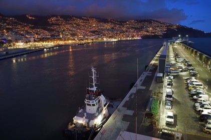Portugal, Ile de Madère, Funchal, le port et la ville à la tombé de la nuit