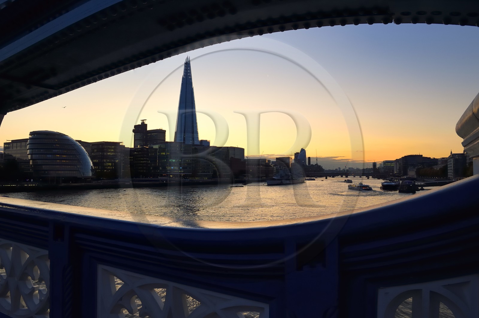 Royaume-Uni, Londres, quartier de Southwark vu du Tower Bridge, l'hotel de ville de l'architecte Norman Foster et la tour Shard de l'architecte Renzo Piano, la plus grande tour de Londres