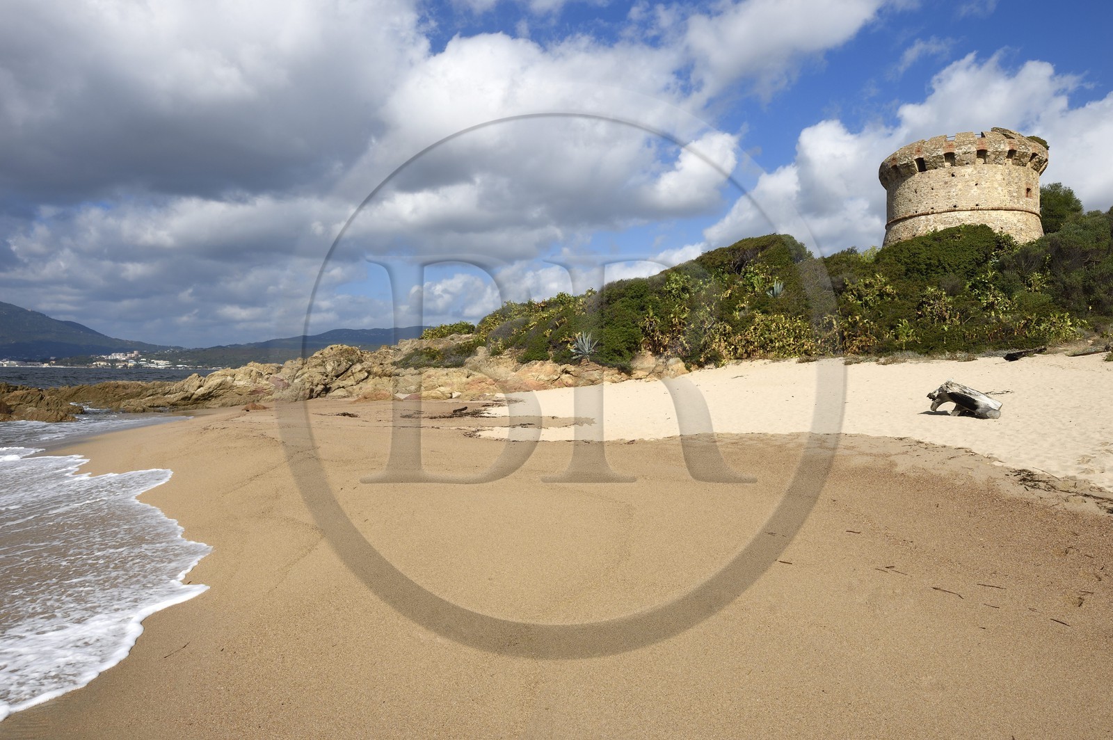 France, Corse-du-Sud (2A), Golfe d'Ajaccio, tour de Capitello, pres de la plage du Ricanto, Ajaccio en arrière plan