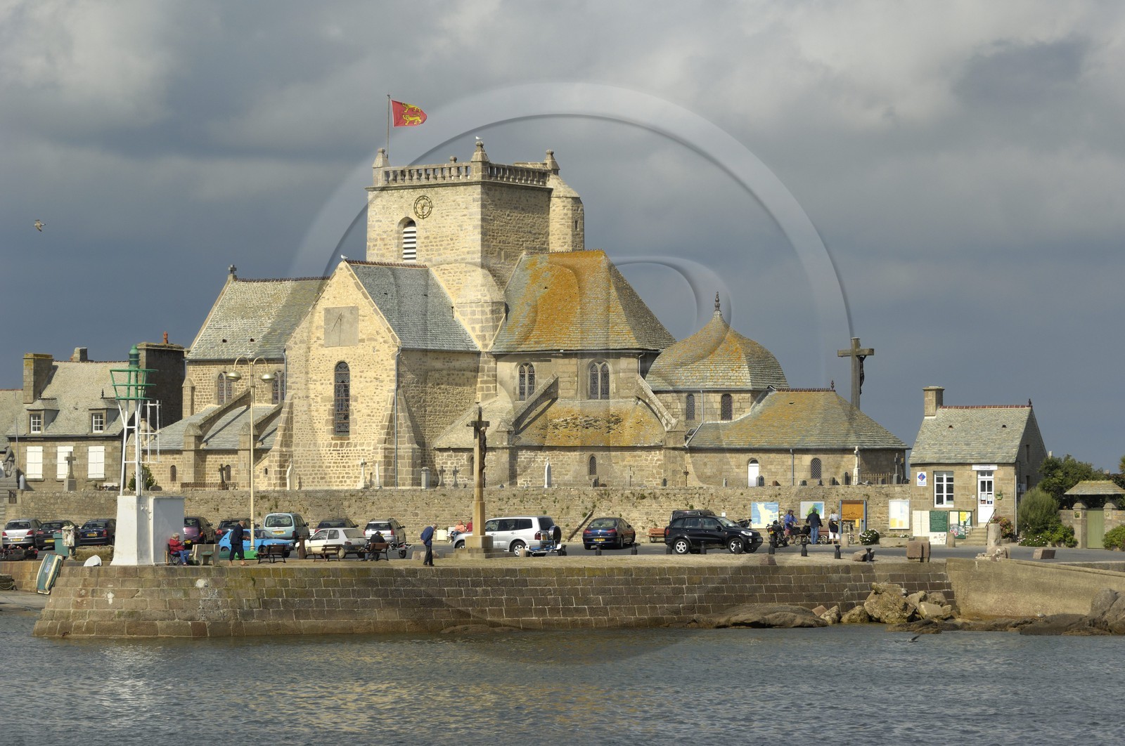 France, Manche (50), Val de Saire, port de Barfleur à marée haute, labellisé Les Plus Beaux Villages de France