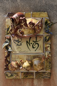 France, Gard (30), région du Pays d'Uzège, Saint-Quentin-la-Poterie, hommage à la poterie sur un mur