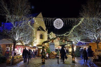 France, Haut-Rhin (68), Eguisheim, labellisé Les Plus Beaux Villages de France, illuminations et décorations de Noël des stands sur la place du Chateau Saint-Léon