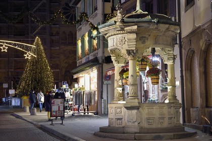 France, Bas-Rhin (67), Obernai, le Puits à 6 seaux dans la rue du Chanoine Gyss