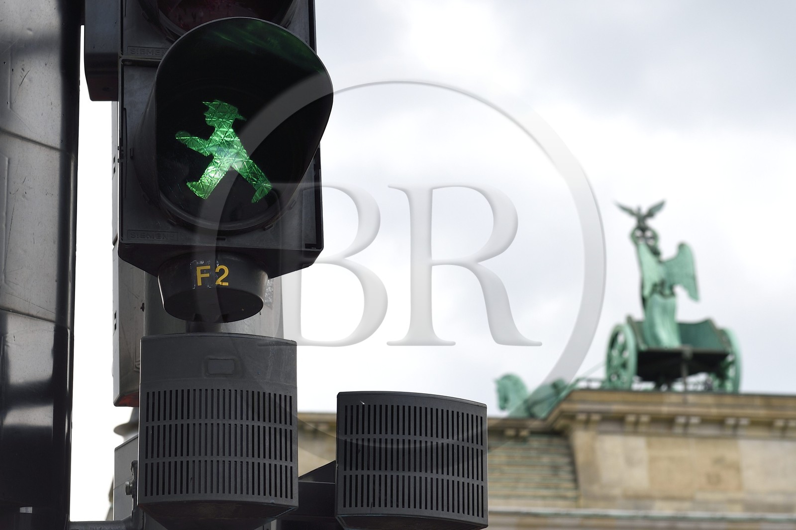 Germany, Berlin, Ampelmann, red and green men on pedestrian lights in the former GDR, Brandenburg Gate in the background
