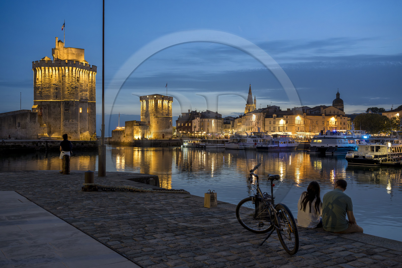 France, Charente-Maritime (17), La Rochelle, la Tour Saint-Nicolas à gauche et la Tour de la Chaîne à droite protègent l'entrée du Vieux Port, la tour de la Lanterne en arrière plan