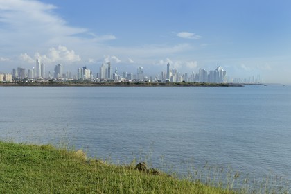 Panama, Panama City, le front de mer et ses gratte-ciels et la vieille ville du Casco Antiguo (Viejo) en premier plan
