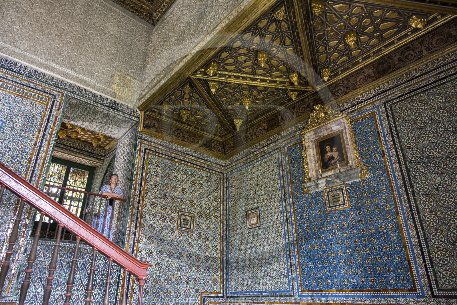 Espagne, Andalousie, Séville, la Casa de Pilatos (la maison de Pilate), palais de style mudéjar, la cage d'escalier est pourvue d'un riche décor d’azulejos du XVIe siècle et surmontée d'un plafond de marqueterie