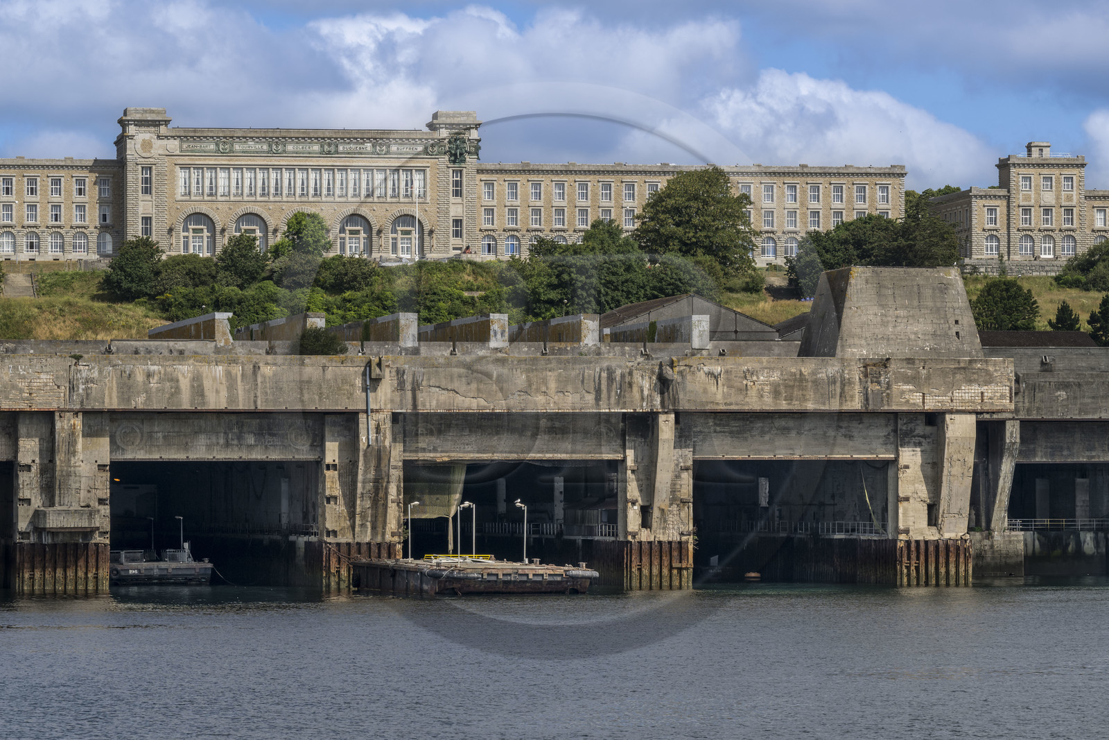 France, Finistère (29), Brest, l'arsenal, la Rade-Abri du port militaire base navale de la Marine nationale, l'ancienne base sous-marine construite par l'occupant allemand et le centre d'instruction naval dans les bâtiments de l'ancienne Ecole navale
