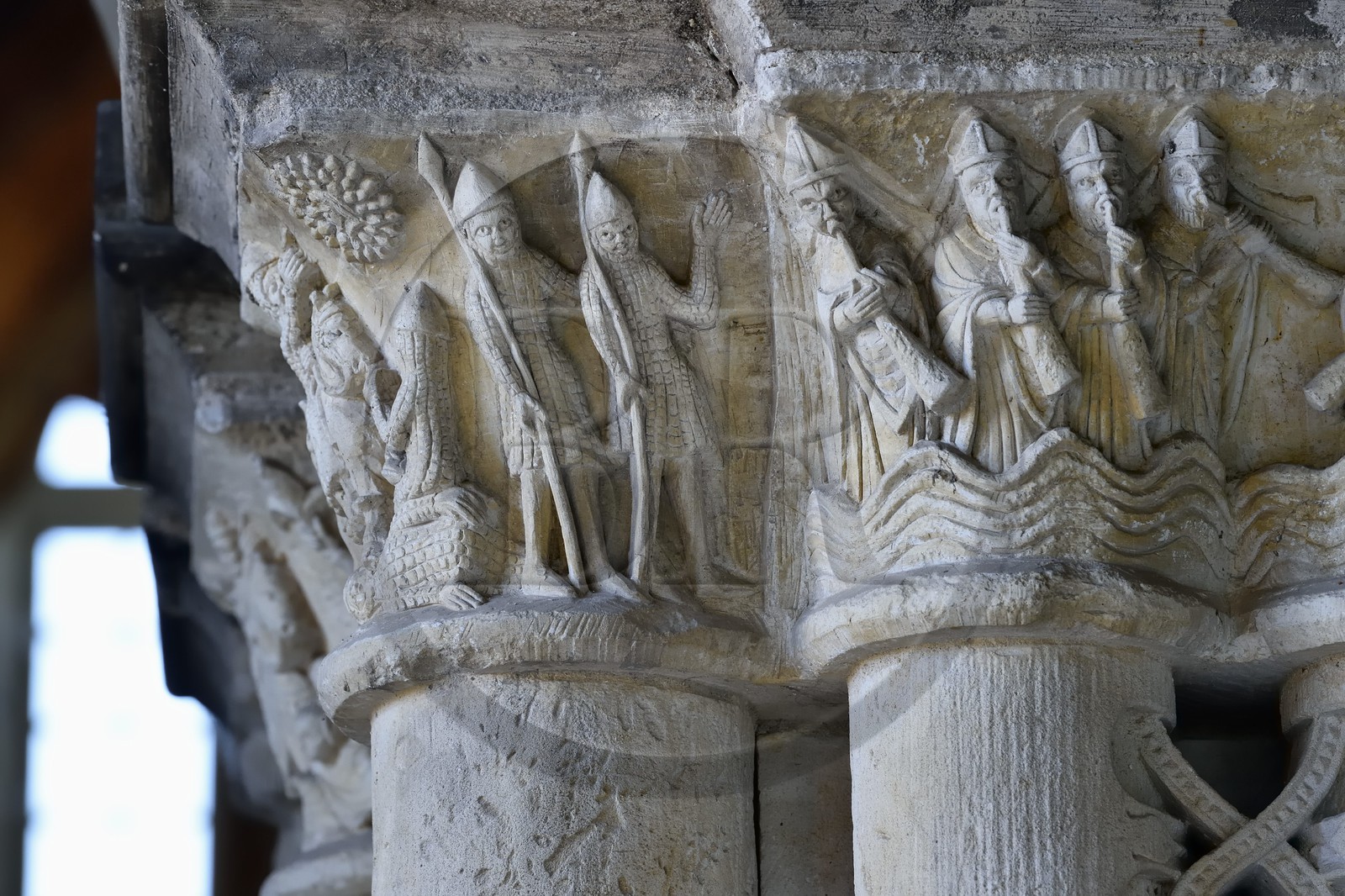 France, Seine-Maritime (76), Saint-Martin-de-Boscherville, Abbaye Saint-Georges de Boscherville du XIIe siècle, chapiteau historié de la salle capitulaire (salle du chapitre) représentant Josué arretant la course du soleil