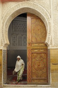 Maroc, Moyen Atlas, Fès, ville impériale, médina classée Patrimoine Mondial de l'UNESCO, Fès el Bali, la mosquée funéraire Zaouïa de Sidi Ahmed Tijani, plâtre sculpté et zelliges de l'entrée