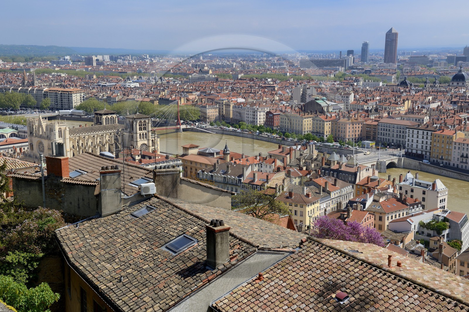France, Rhône (69), Lyon, site historique classé Patrimoine Mondial de l'UNESCO, Vieux Lyon, la cathédrale (primatiale) Saint Jean et le quartier de la Presqu'Ile en arrière plan