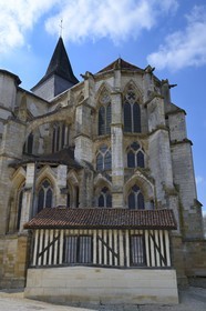 France, Marne (51), village de Saint-Amand-sur-Fion, le chevet du XIIème siècle de l'église Saint-Amand
