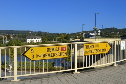 Luxembourg, district de Grevenmacher, région de la Moselle, Schengen, panneaux indicateur de routes, carrefour des trois frontières Luxembourg, France et Allemagne