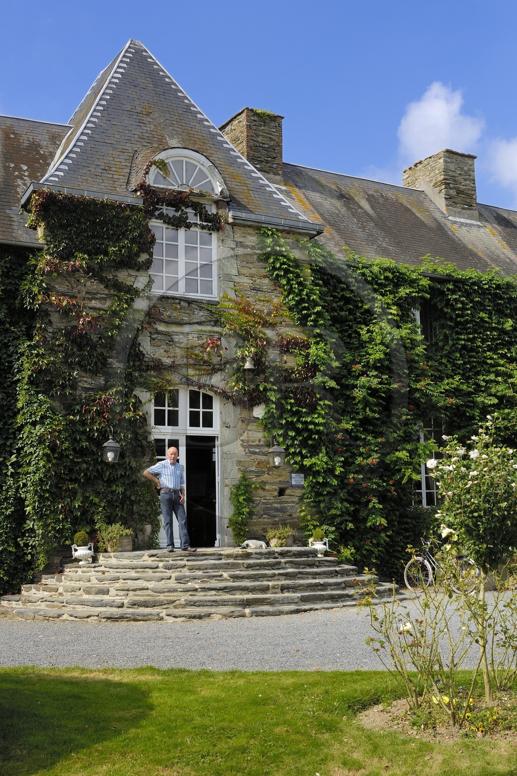 France, Manche (50), Hebecrevon, le château de la Roque et son propriétaire l'ancien coureur cycliste Raymond Delisle