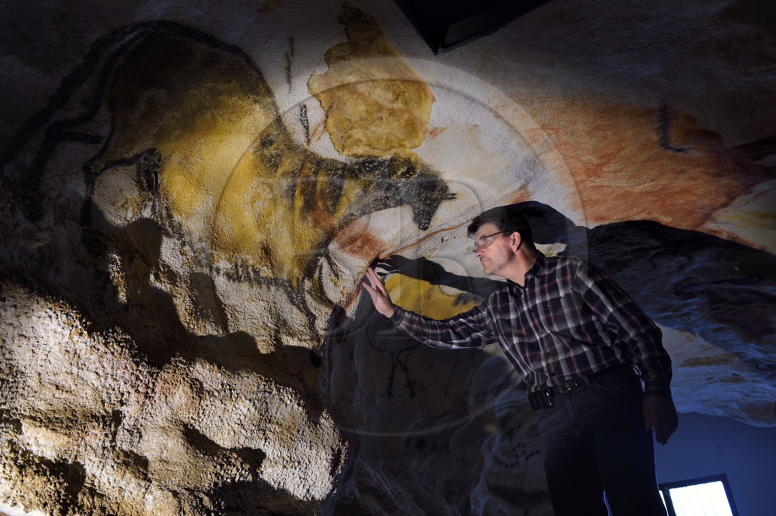France, Dordogne (24), Montignac, l’Atelier des Fac-Similés du Périgord (AFSP) spécialisé dans la reproduction minérale de parois ornées de la préhistoire et en charge de la reconstitution fidèle des parois de la grotte de Lascaux, le directeur artistique et de production Francis Ringenbach, mention obligatoire Atelier des Fac-Similés du Périgord