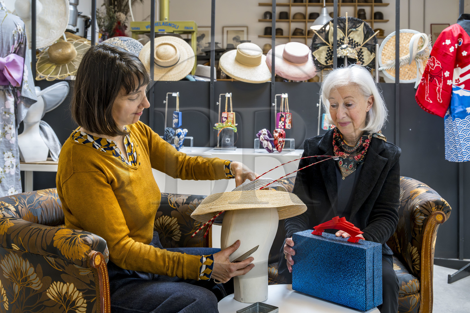 France, Loire-Atlantique (44), Saint-Nazaire, l'espace de travail partagé Le Garage, lieu vivant accueillant 13 ateliers-boutique et artisans dans le domaine de la création artisanale, artistique et numérique, Duo Sac & Chapeau, la modiste Nelly Bichet à gauche et Catherine Roncin créatrice des sacs