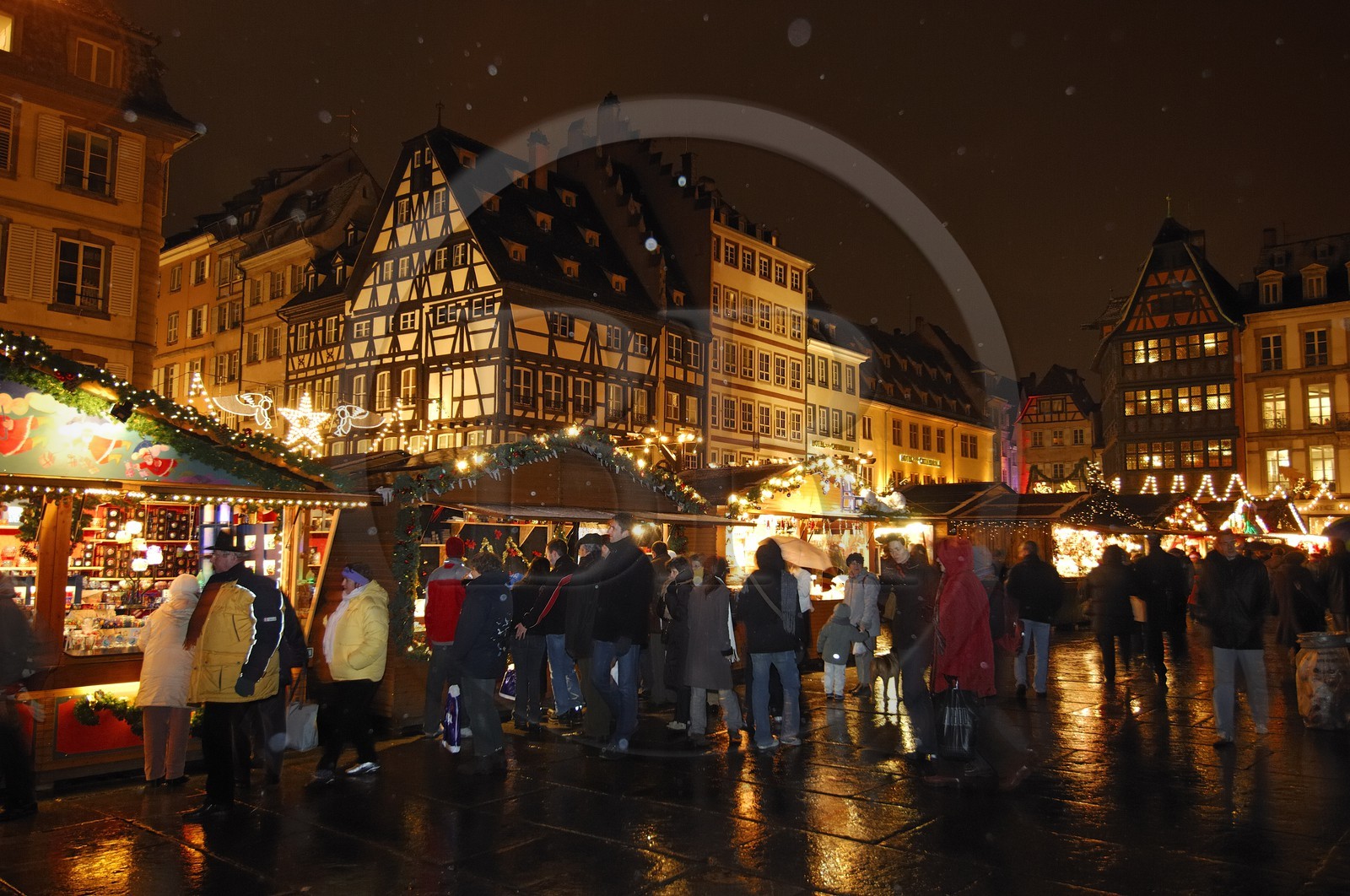 France, Bas Rhin (67), Strasbourg, cabane du marche de Noel place de la Cathedrale