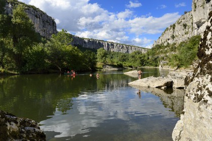 France, Ardèche (07), Ruoms, kayaks descendant la rivière Ardèche dans les défilés de Ruoms à Pradons, le cirque de Giens