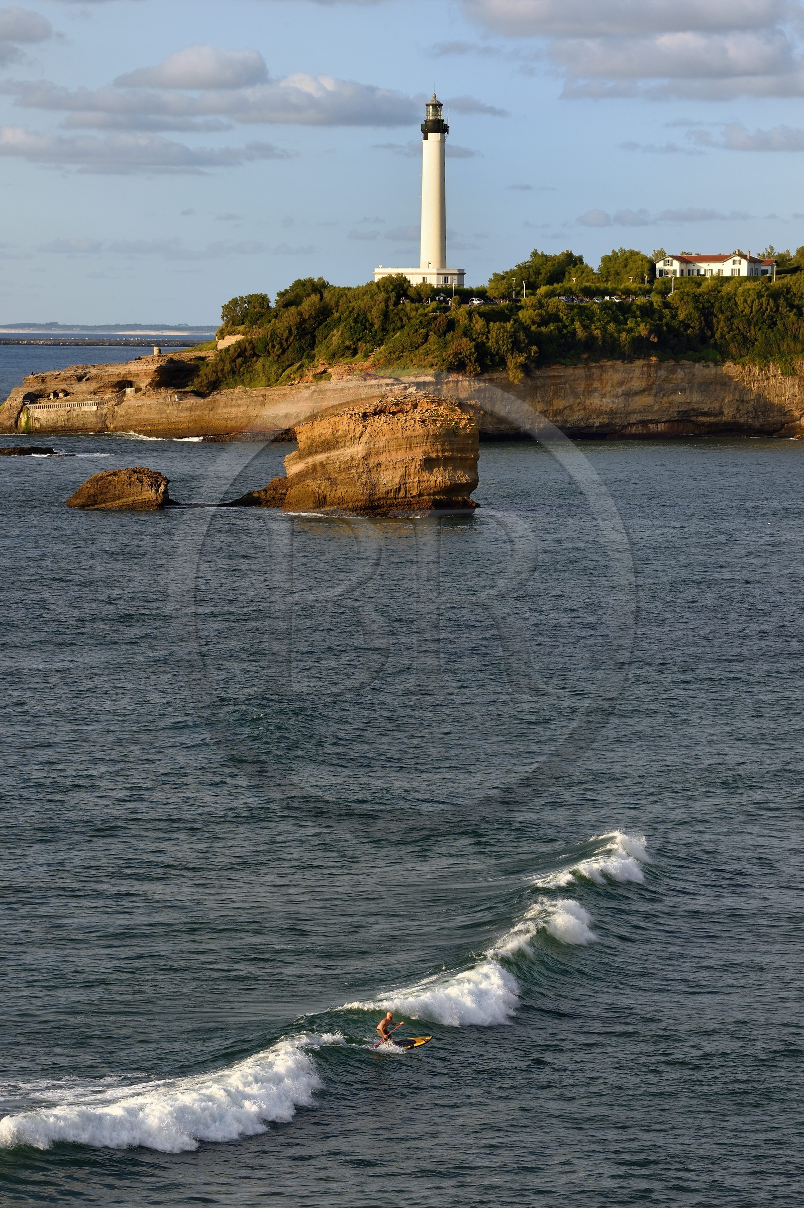 France, Pyrénées-Atlantiques (64), Pays-Basque, Biarritz, stand up paddle face à la Grande Plage et le phare