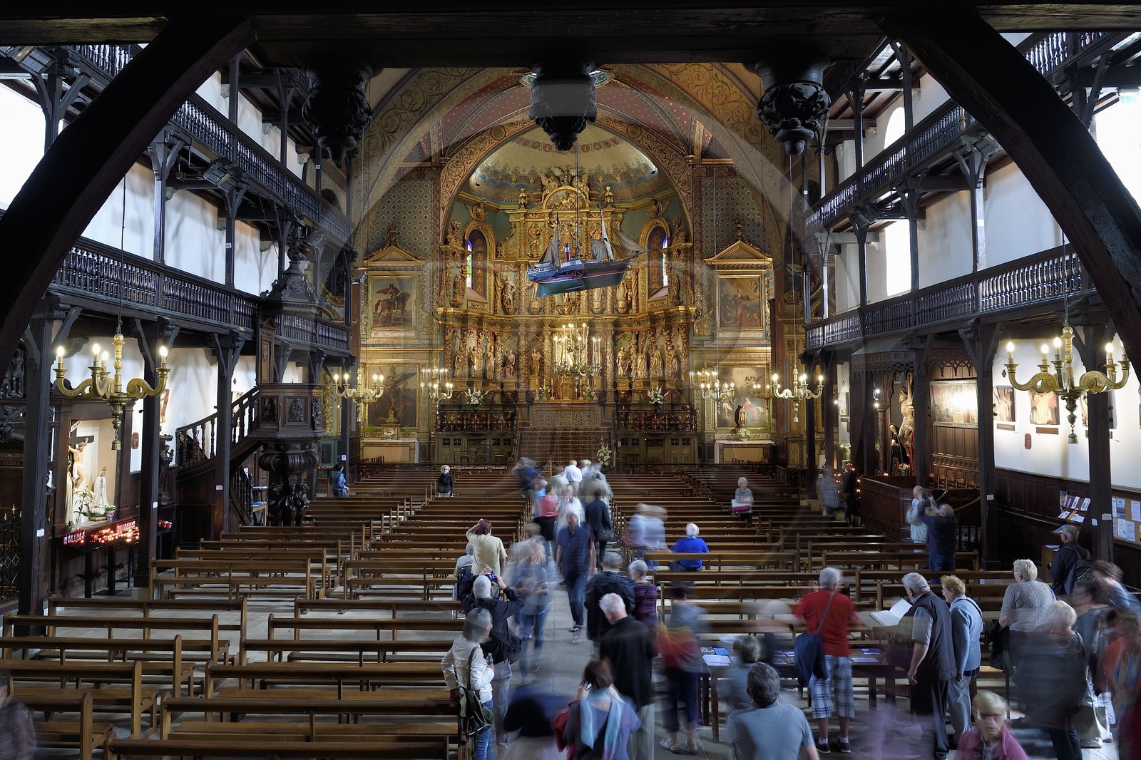 France, Pyrénées-Atlantiques (64), Pays-Basque, Saint-Jean-de-Luz, l'église Saint-Jean-Baptiste, retable du XVIIème siècle en bois doré et les galeries en bois de la nef