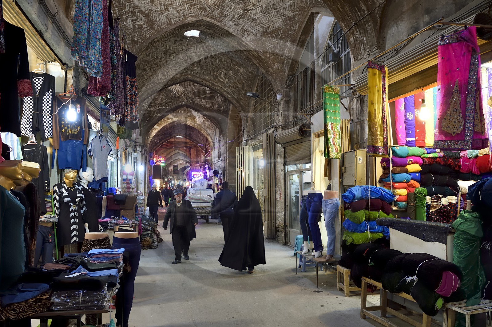 Iran, province d'Ispahan, Ispahan, Bazar-e Bozorg (Grand Bazar), immense bazar couvert qui remonte à près de 1300 ans, magasins de vetements et de tissus