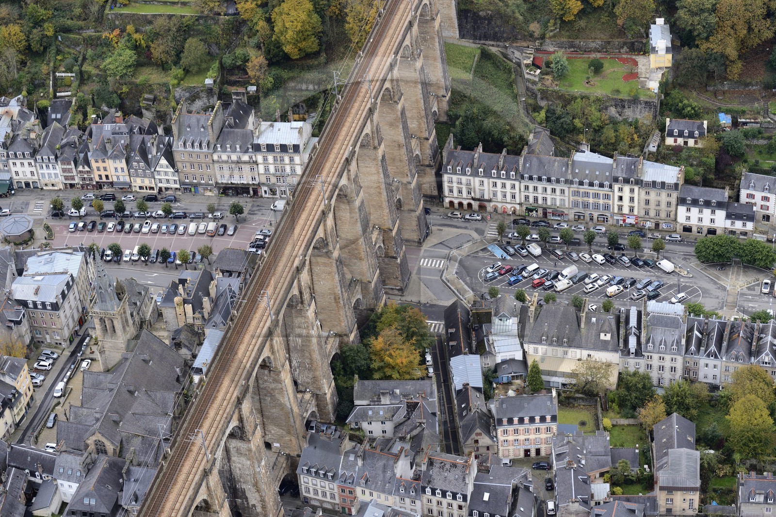 France, Finistère (29), Morlaix, le viaduc au dessus du centre ville (vue aérienne)