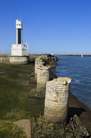 France, Pyrénées-Atlantiques (64), Pays-Basque, Anglet, embouchure de l'Adour qui est l'accès à la mer du port de Bayonne, le phare et la jetée