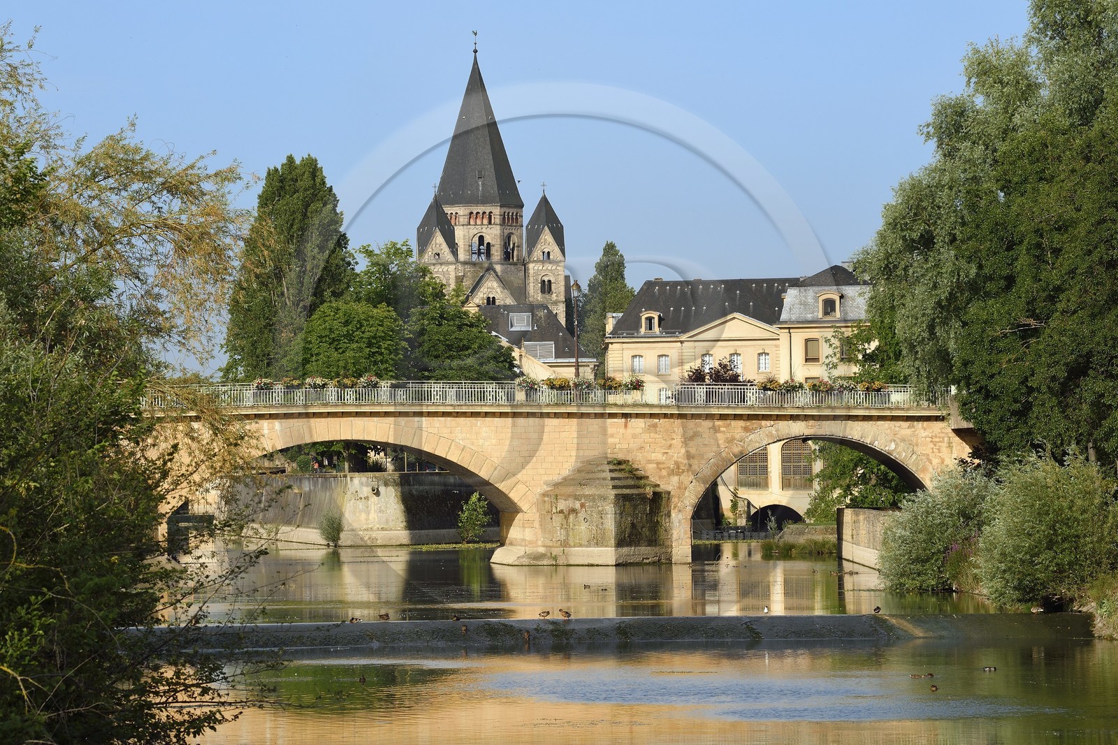 France, Moselle (57), Metz, Ile du Petit-Saulcy, le Pont Saint-Georges et le temple neuf ou église des allemands de culte protestant reformé en arrière plan sur les berges de la Moselle canalisée
