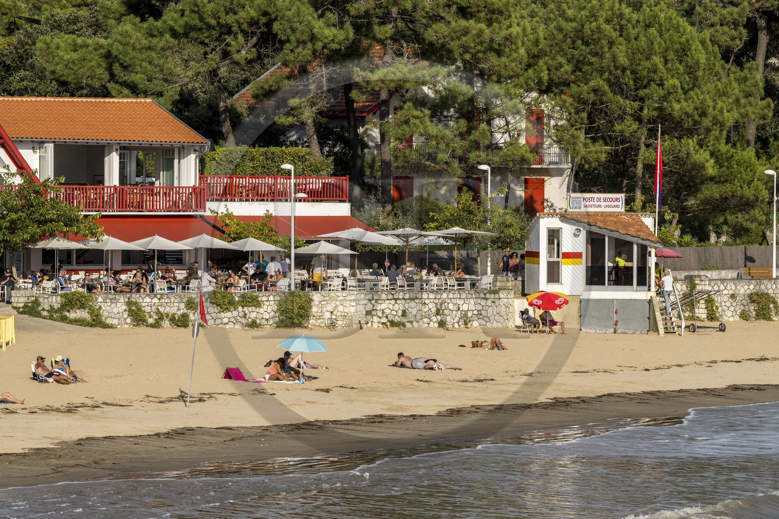 France, Charente-Maritime (17), région de Royan, Saint-Palais-sur-Mer, la plage du Bureau dans la conche de Saint-Palais, le restaurant Chez Bob les pieds dans l'eau