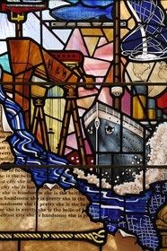 Royaume-Uni, Irlande du Nord, Belfast, le City Hall (hotel de ville), vitraux representant le Titanic et les deux portiques de Harland and Wolff surnommés Samson et Goliath