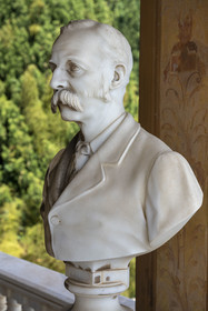 Italy, Liguria, Province of Imperia, Ventimiglia, Hanbury Botanical Garden, Palazzo Orengo, bust of Thomas Hanbury in the loggia