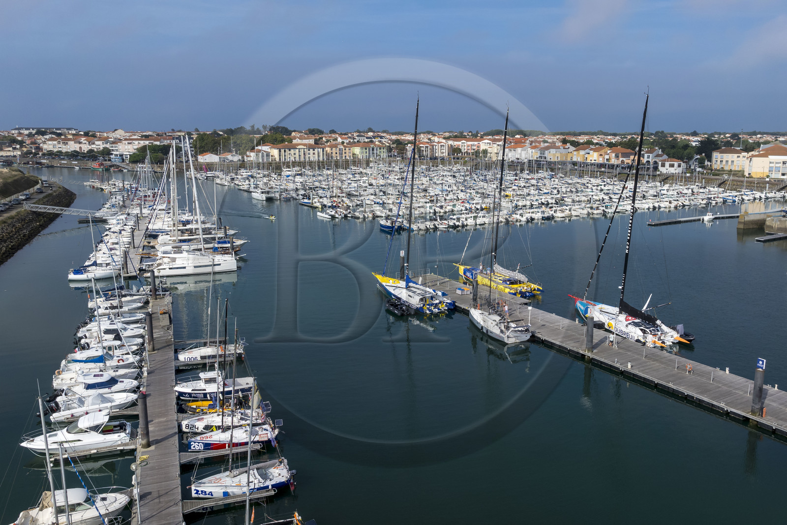 France, Vendée (85), Les-Sables-d'Olonne, Port Olona, ponton des voiliers du Vendée Globe, voiliers monocoques de 60 pieds IMOCA à quai (vue aérienne)