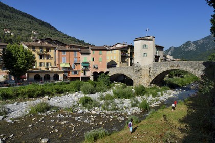 France, Alpes-Maritimes (06), vallée de la Bévéra, Sospel, le Pont Vieux sur la rivière Béréva