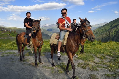 Géorgie, Kakheti, Parc national de Touchétie, cavaliers georgiens sur la piste de Bochorna (2345 metres) village habité le plus élevé du pays et l'un des plus élevés d'Europe