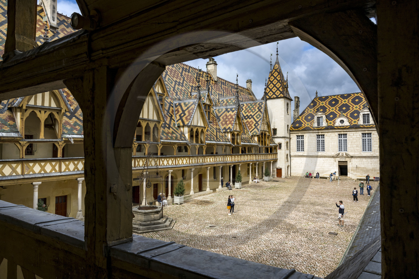France, Côte-d'Or (21), Beaune, zone classée Patrimoine Mondial de l'UNESCO, Hospices de Beaune, l'Hôtel-Dieu, toiture en tuiles vernissées multicolores protegeant la longue galerie à arcades dans la cour d'honneur