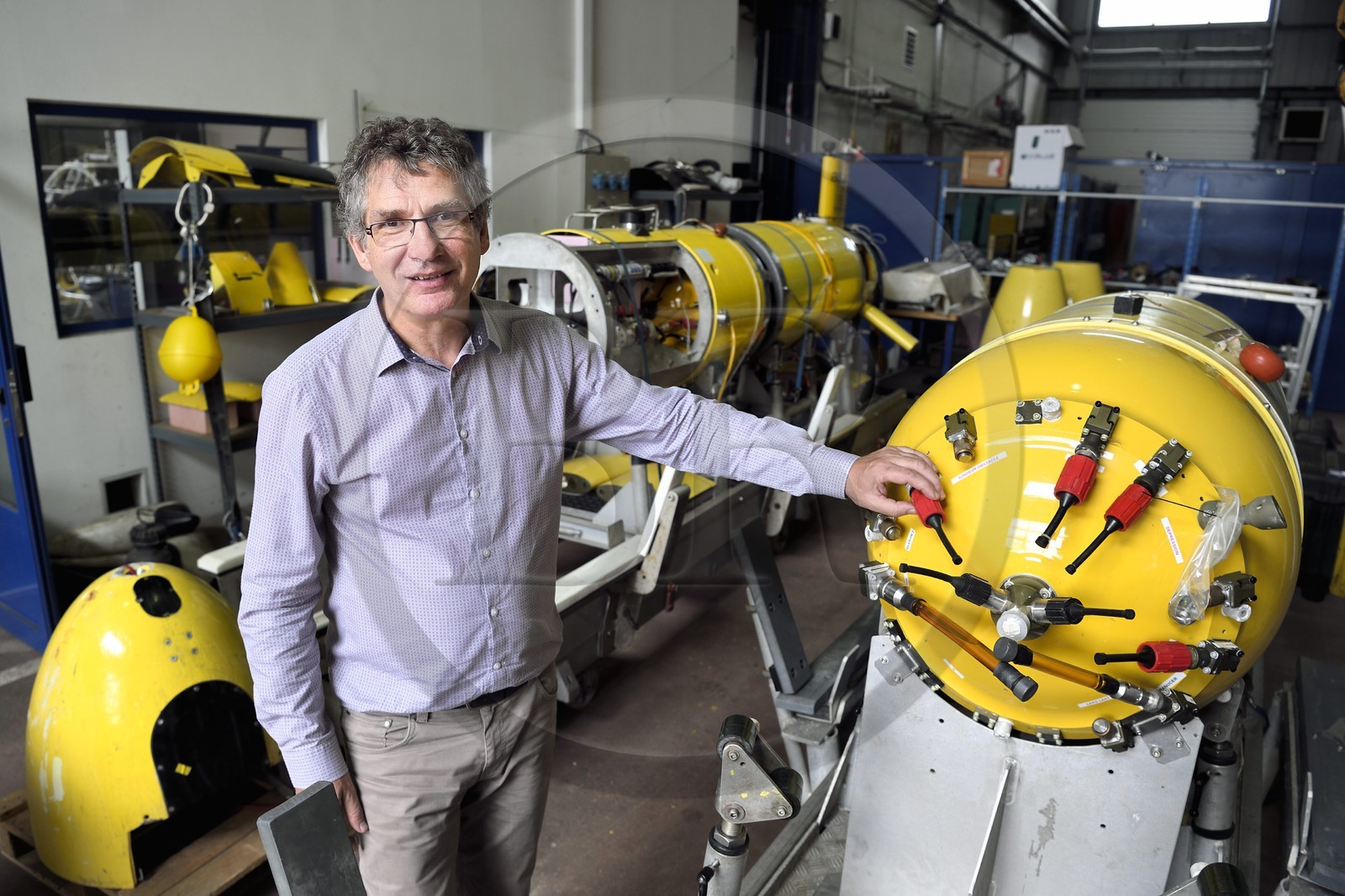 France, Var (83), La Seyne-sur-Mer, Vincent Rigaud, directeur du Centre de Méditerranée de l’Ifremer, devant les pièces du véhicule sous-marin autonome (AUV) Aster x