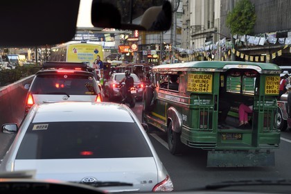 Philippines, Ile de Luzon, Manille, jeepney (jeep allongée pour le transport de passagers) dans les embouteillages sur Antipolo street