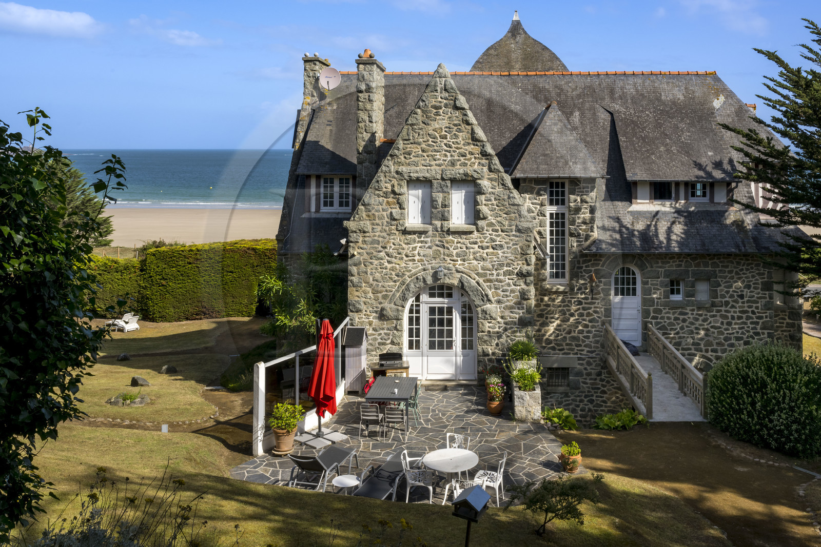 France, Côtes d'Armor (22), Grand Site de France Cap d'Erquy – Cap Fréhel, station balnéaire des Sables-d'Or-les-Pins à Fréhel, villa conçue par l'architecte Yves Hémar