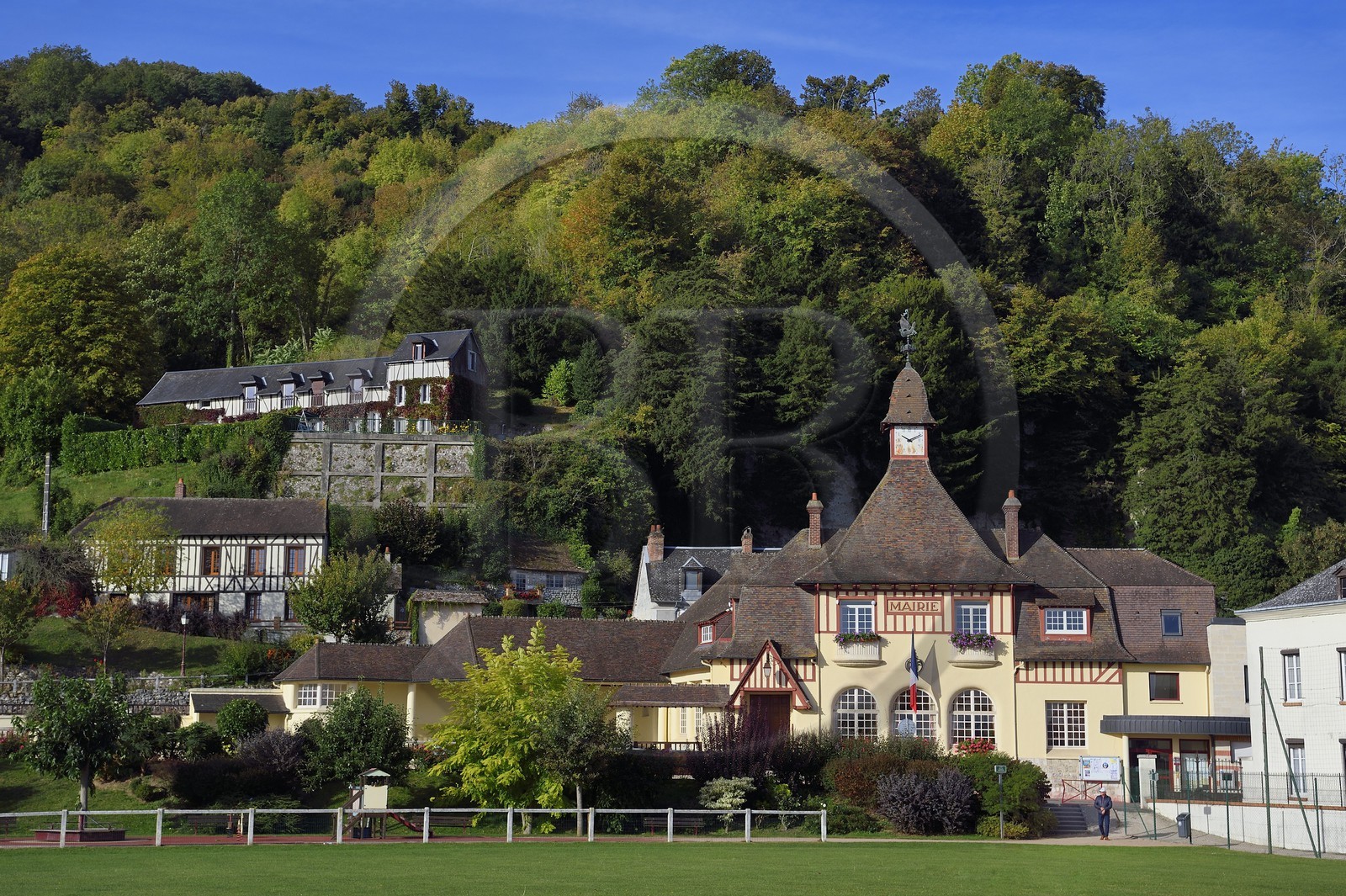 France, Seine-Maritime (76), Parc naturel régional des Boucles de la Seine normande, l'hotel de ville du village de La Bouille