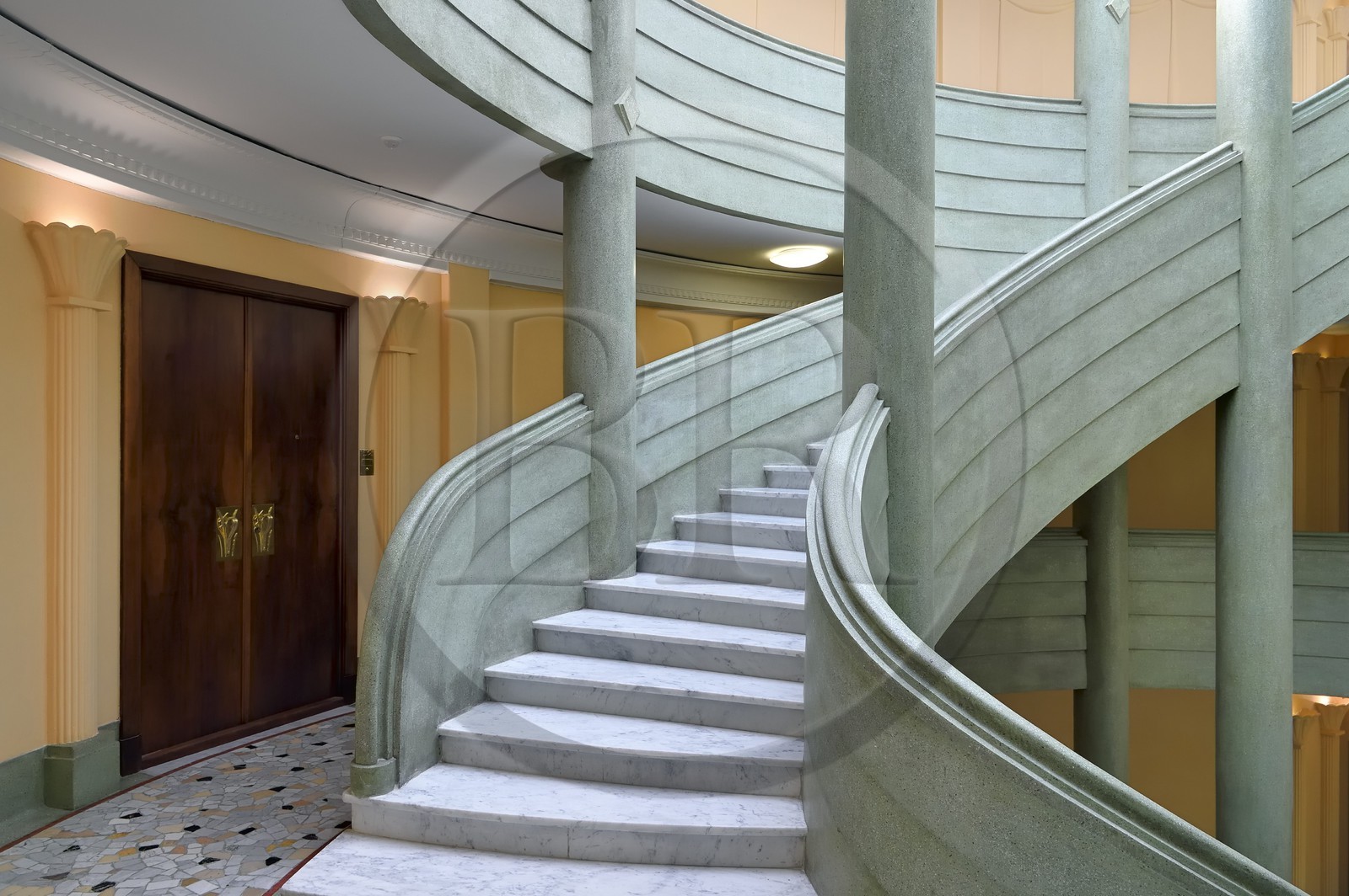 France, Alpes-Maritimes (06), Nice, quartier des Baumettes, l'immeuble Art déco Le Gloria Mansions, monumental escalier central à cage elliptique